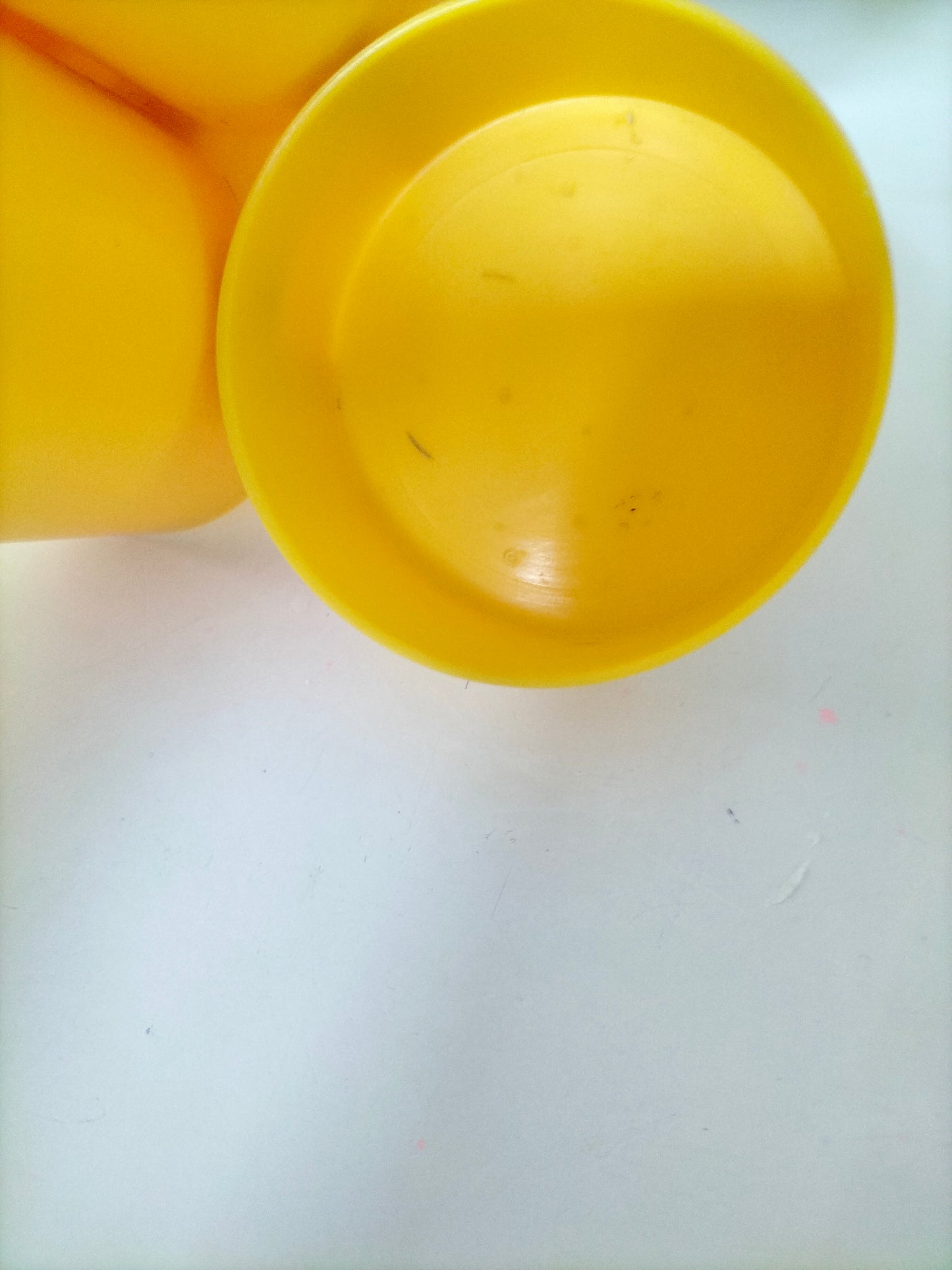 Pot à crayons en plastique jaune
