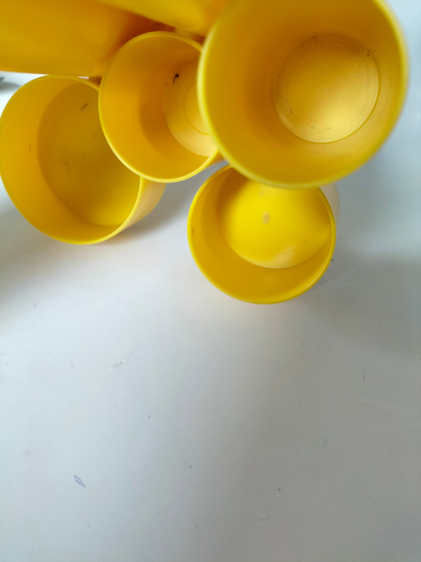 Pot à crayons en plastique jaune
