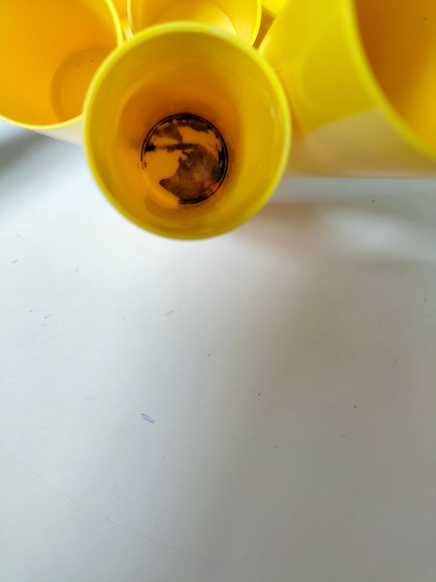 Pot à crayons en plastique jaune
