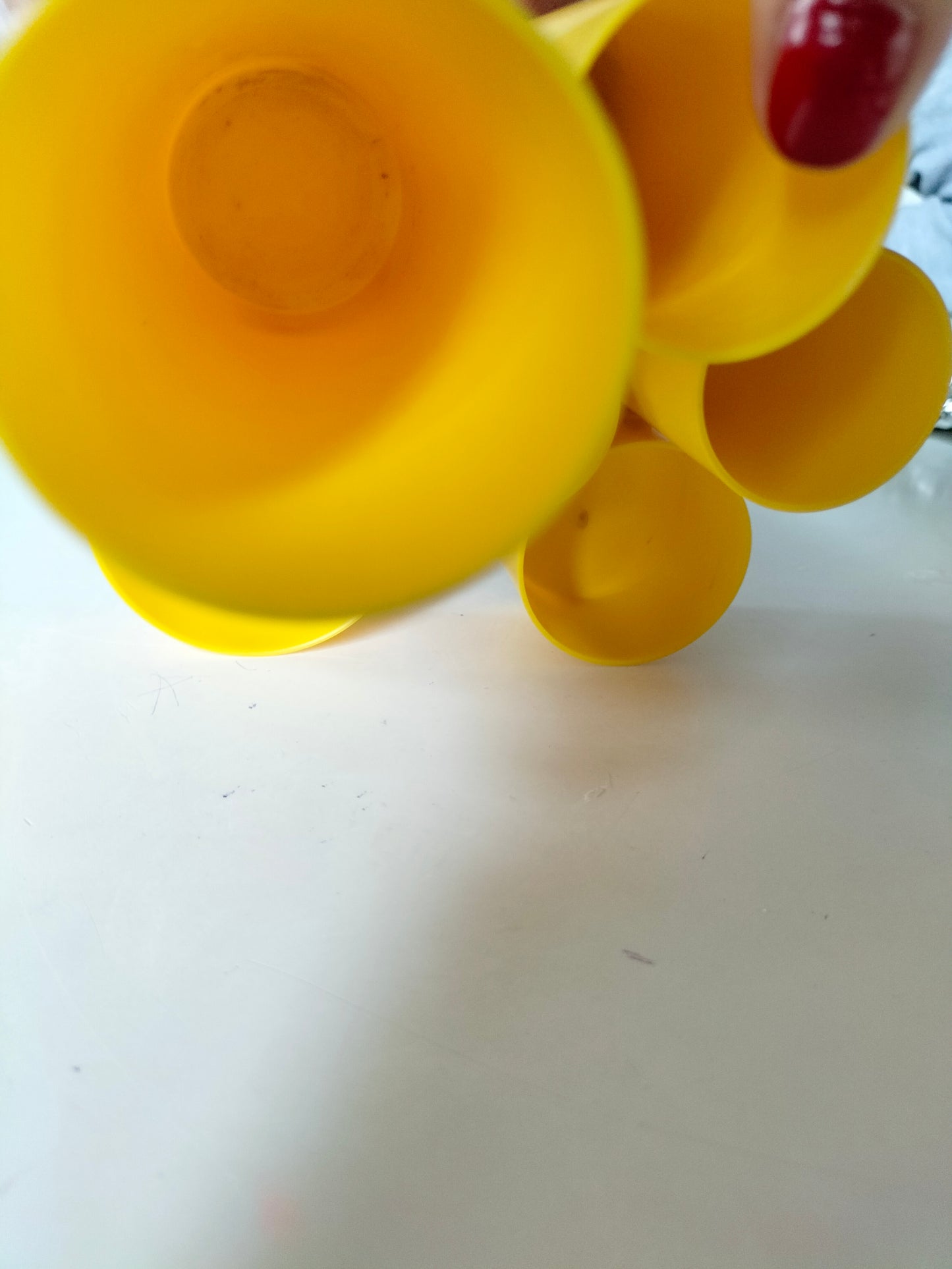 Pot à crayons en plastique jaune