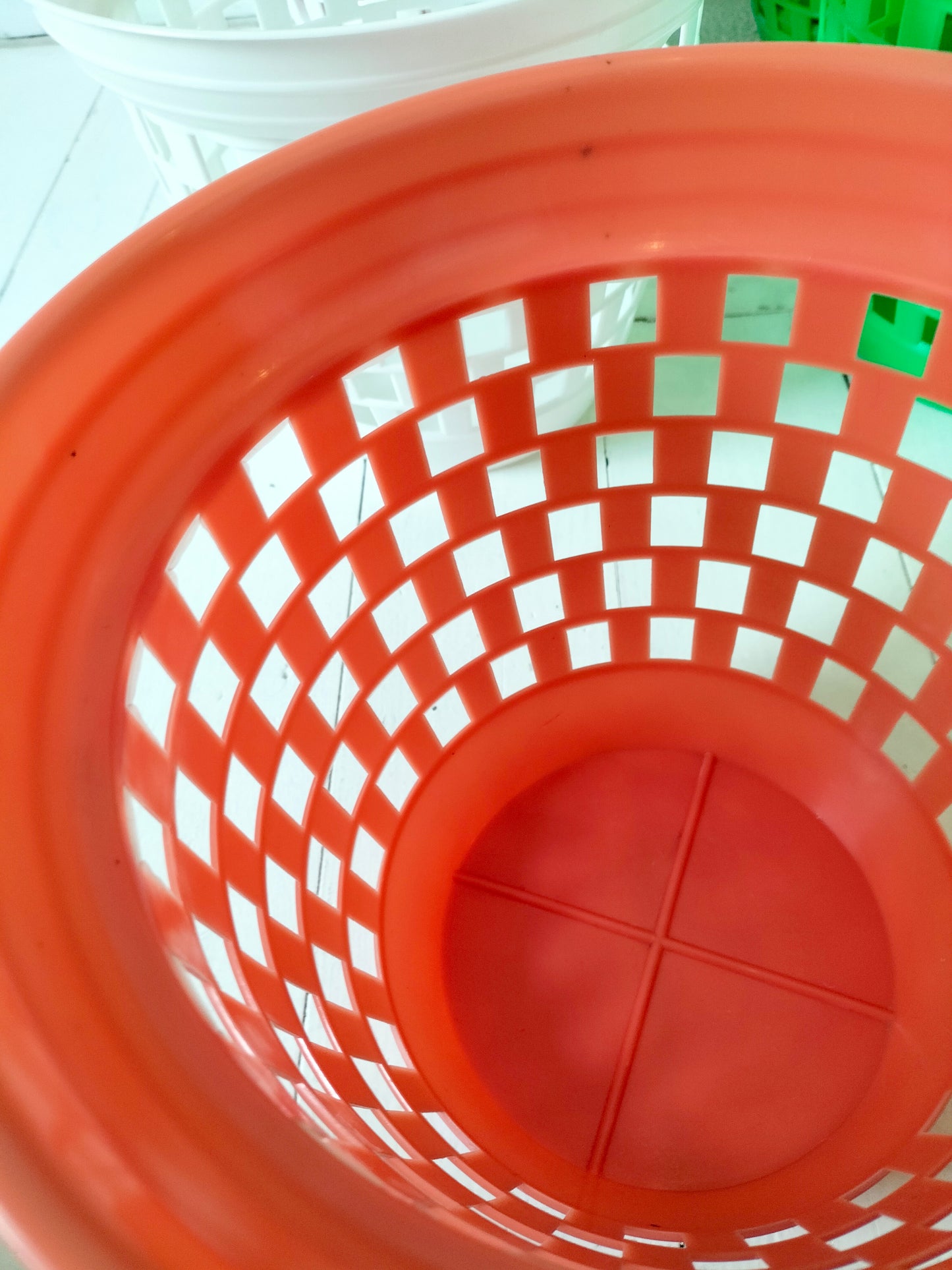 Cache-pot "la guêpe" en plastique au choix