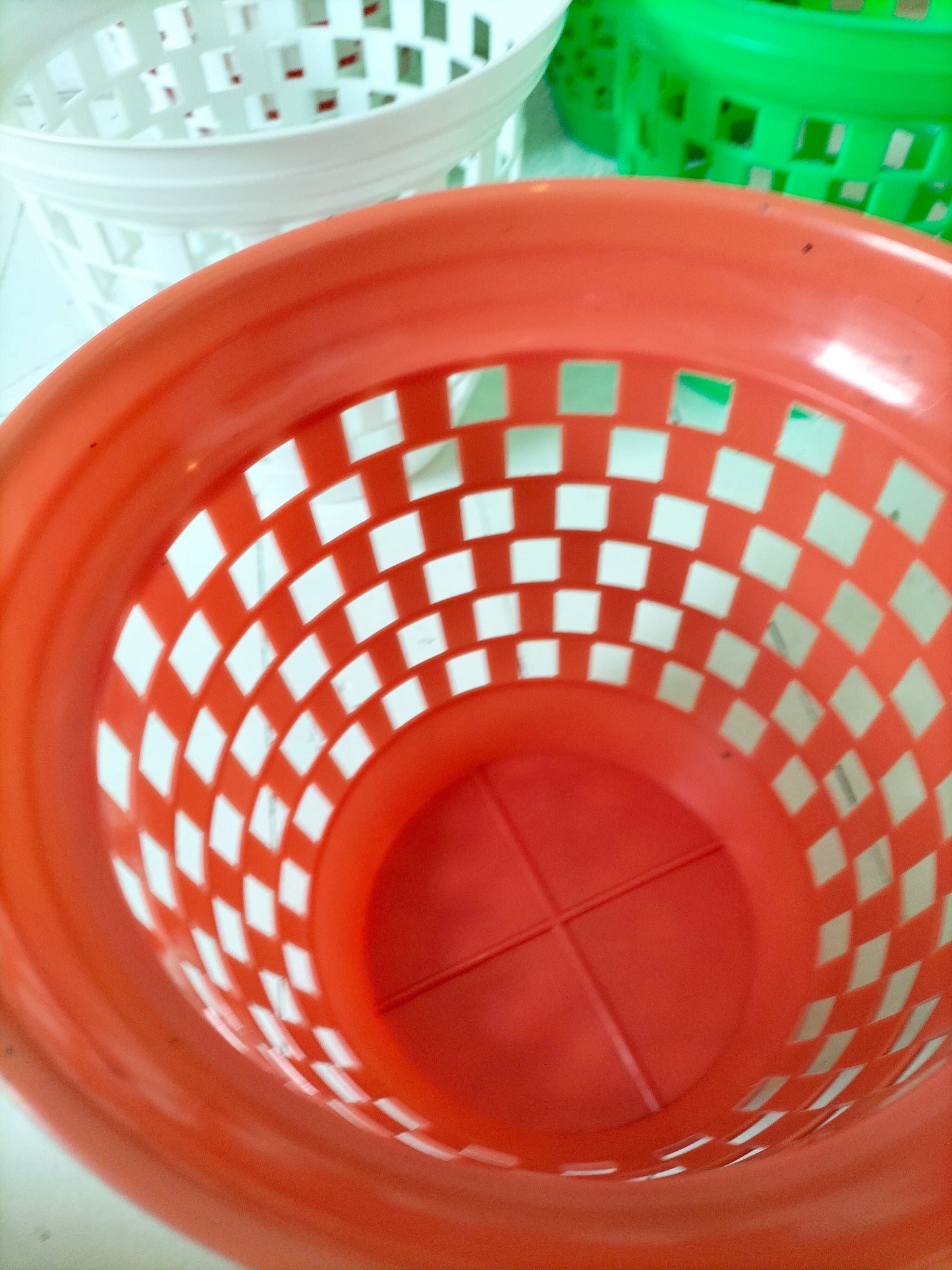 Cache-pot "la guêpe" en plastique au choix