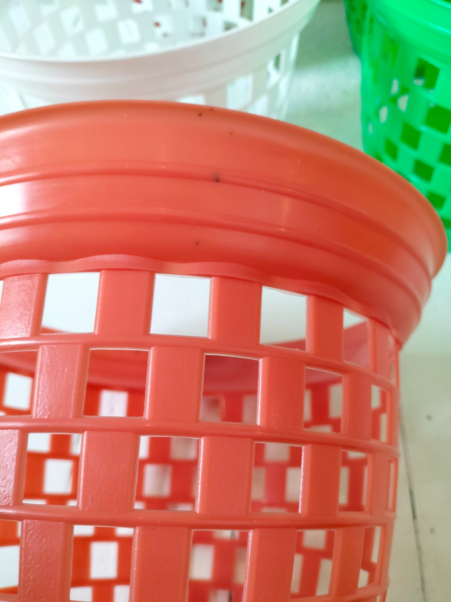 Cache-pot "la guêpe" en plastique au choix