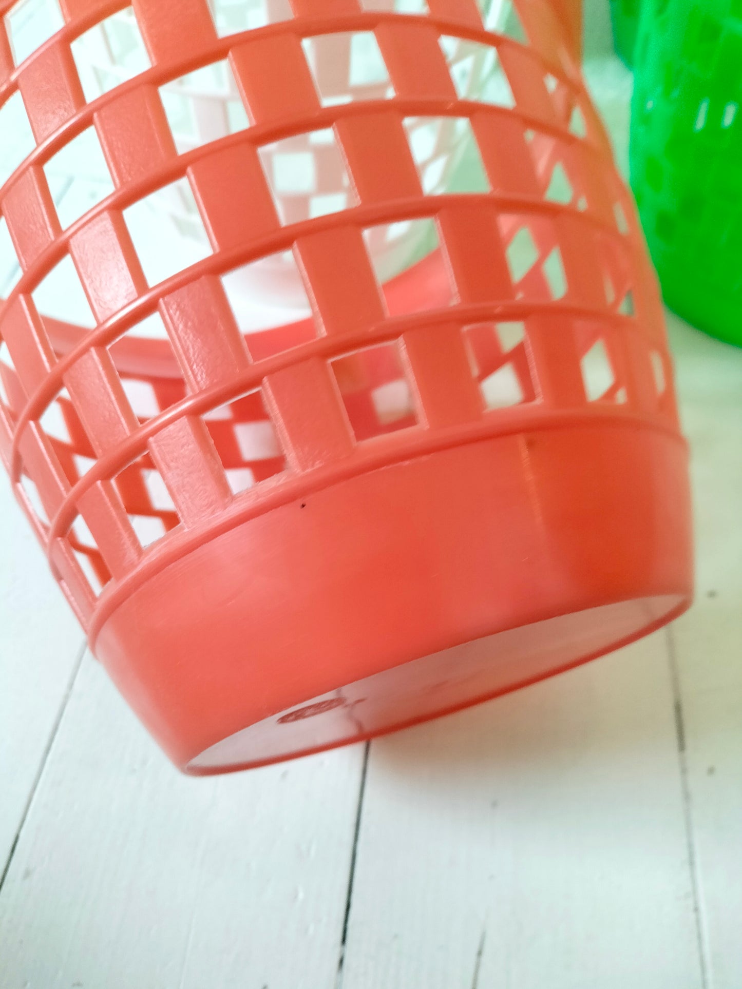 Cache-pot "la guêpe" en plastique au choix