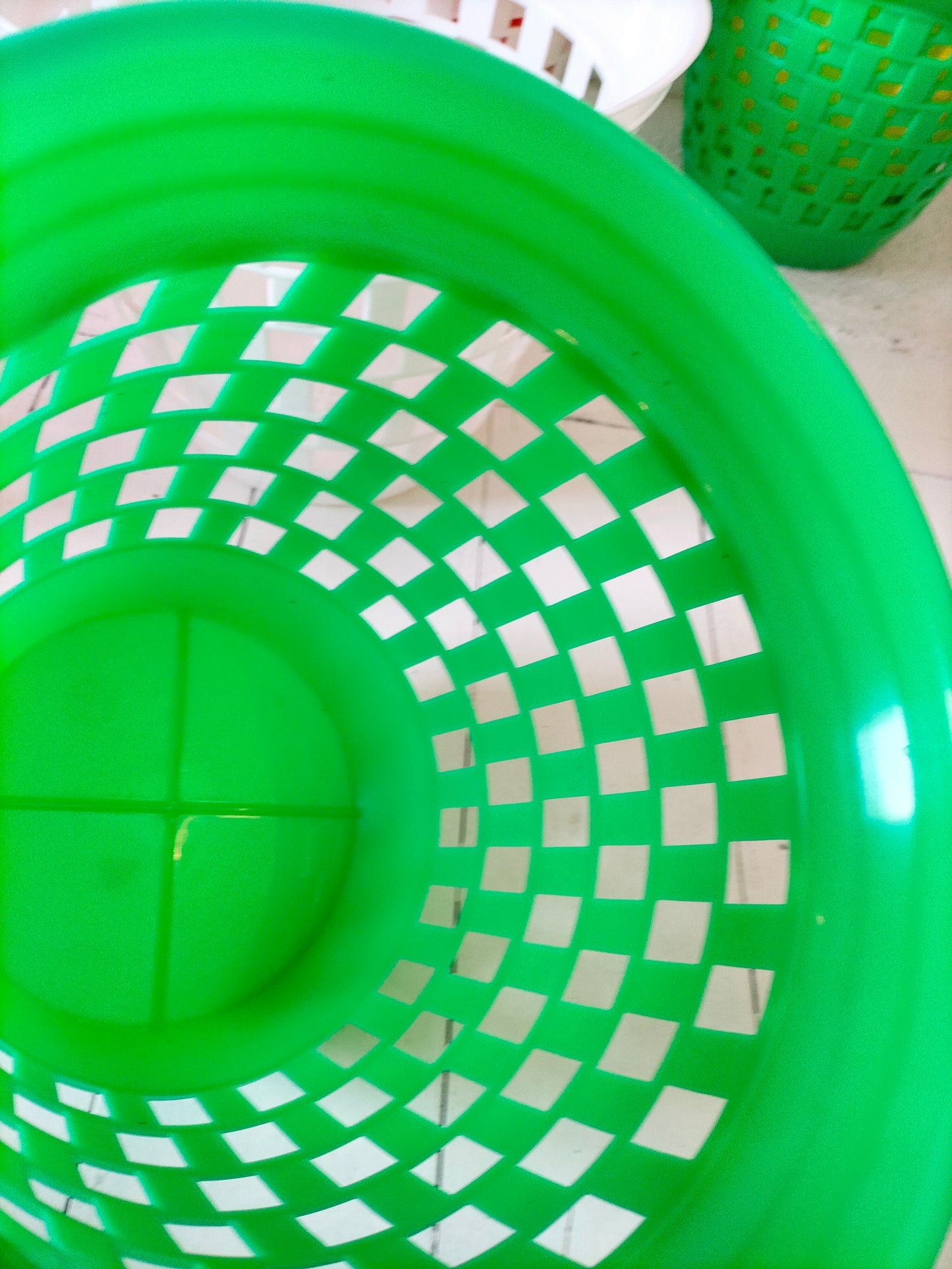 Cache-pot "la guêpe" en plastique au choix