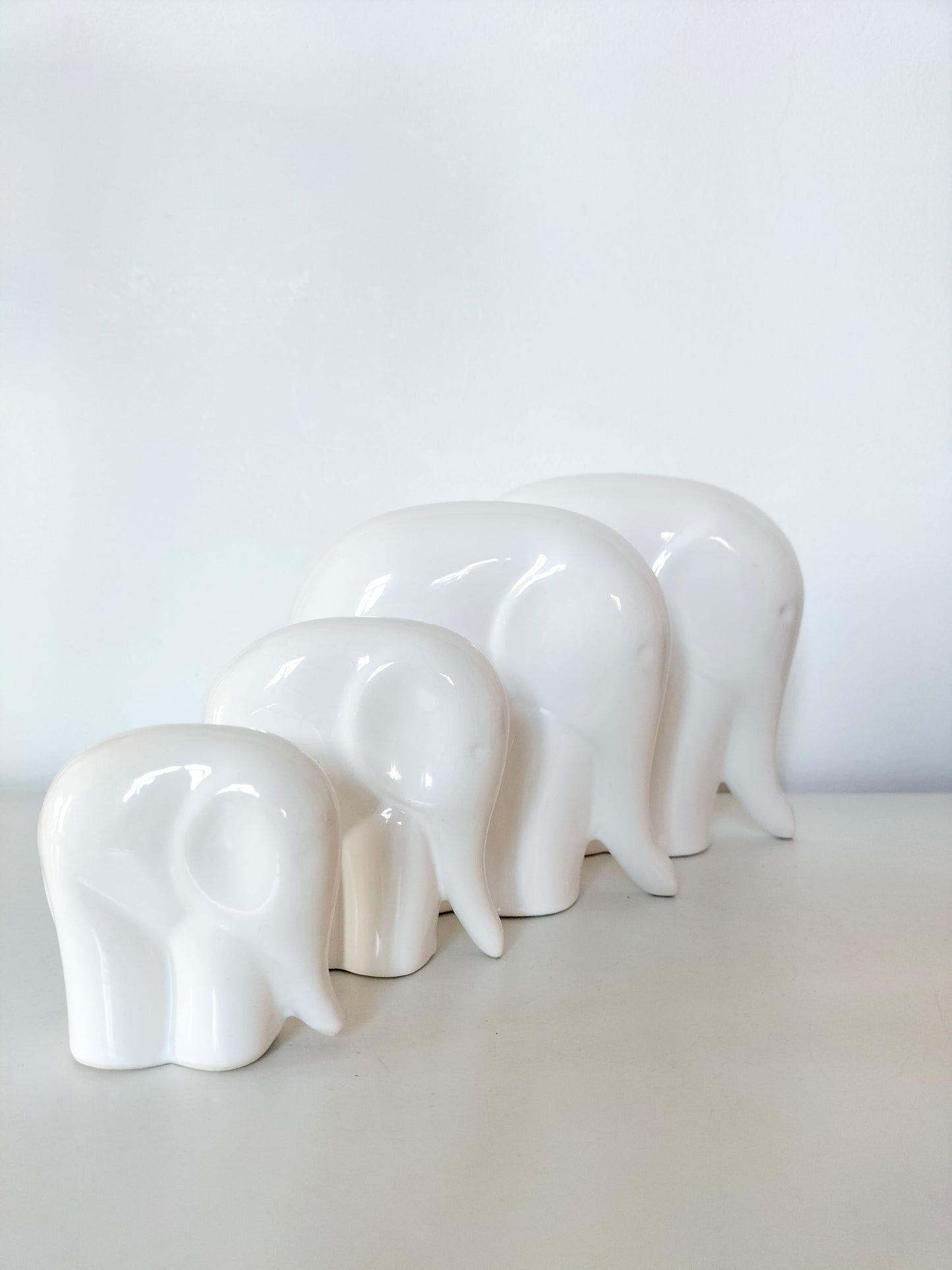 Ensemble de 4 éléphants en céramique émaillée