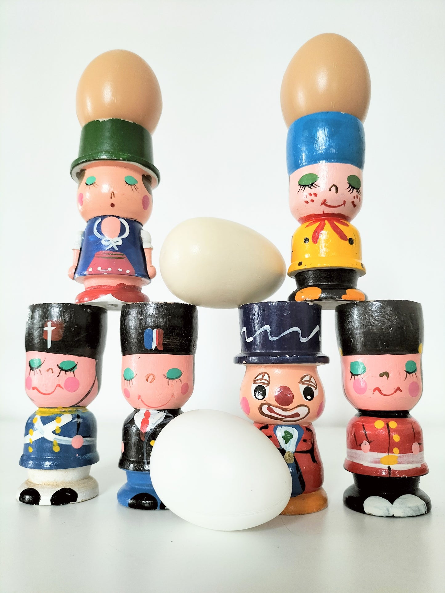 Coquetier personnage en bois