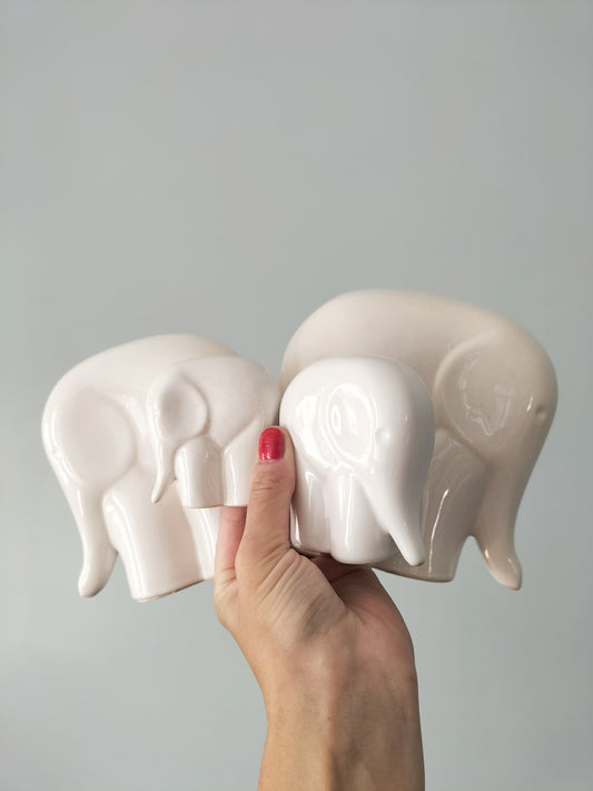 Ensemble de quatre éléphants