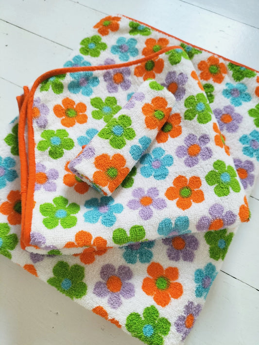 Set de bain : deux serviettes et un gant de toilette