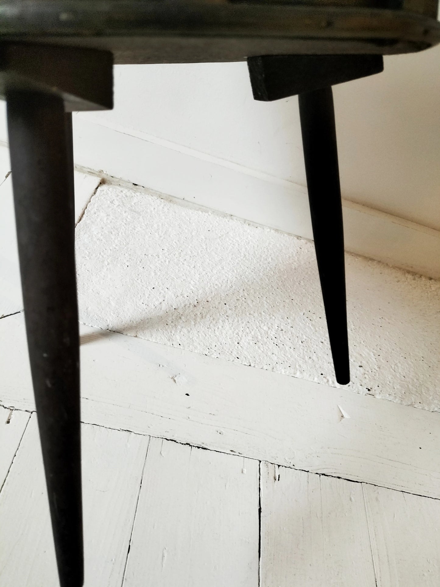 Travailleuse tripode en osier et bois