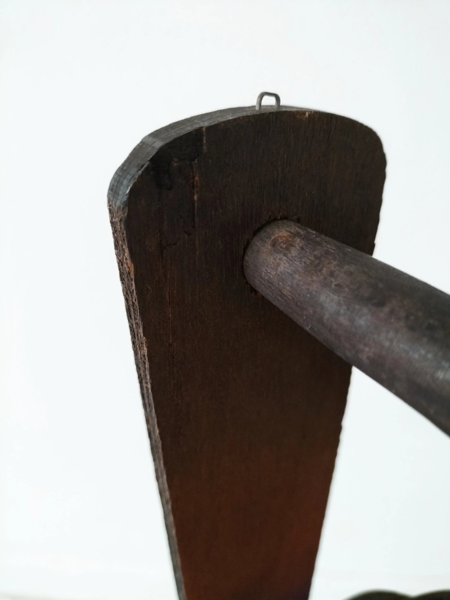 Travailleuse tripode en osier et bois
