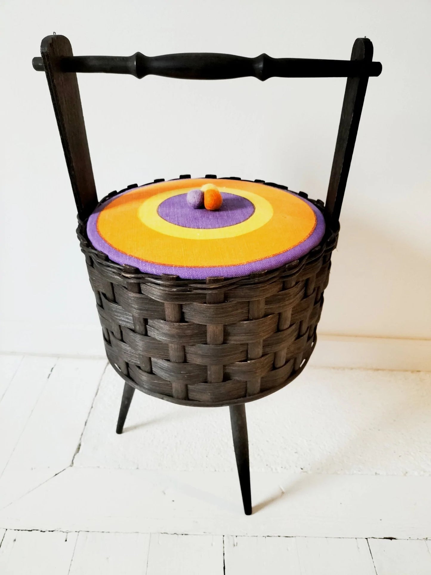 Travailleuse tripode en osier et bois