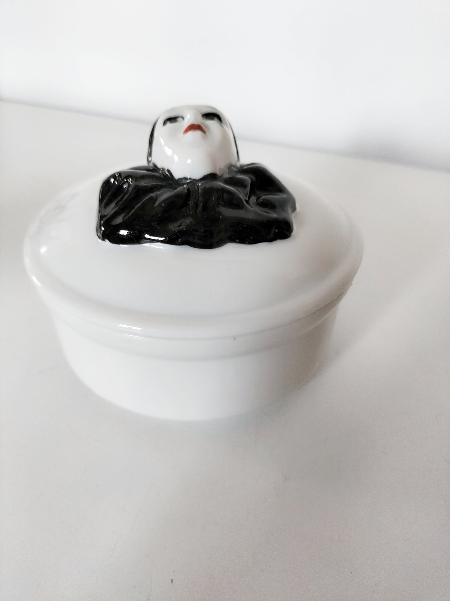Boîte en porcelaine Pierrot