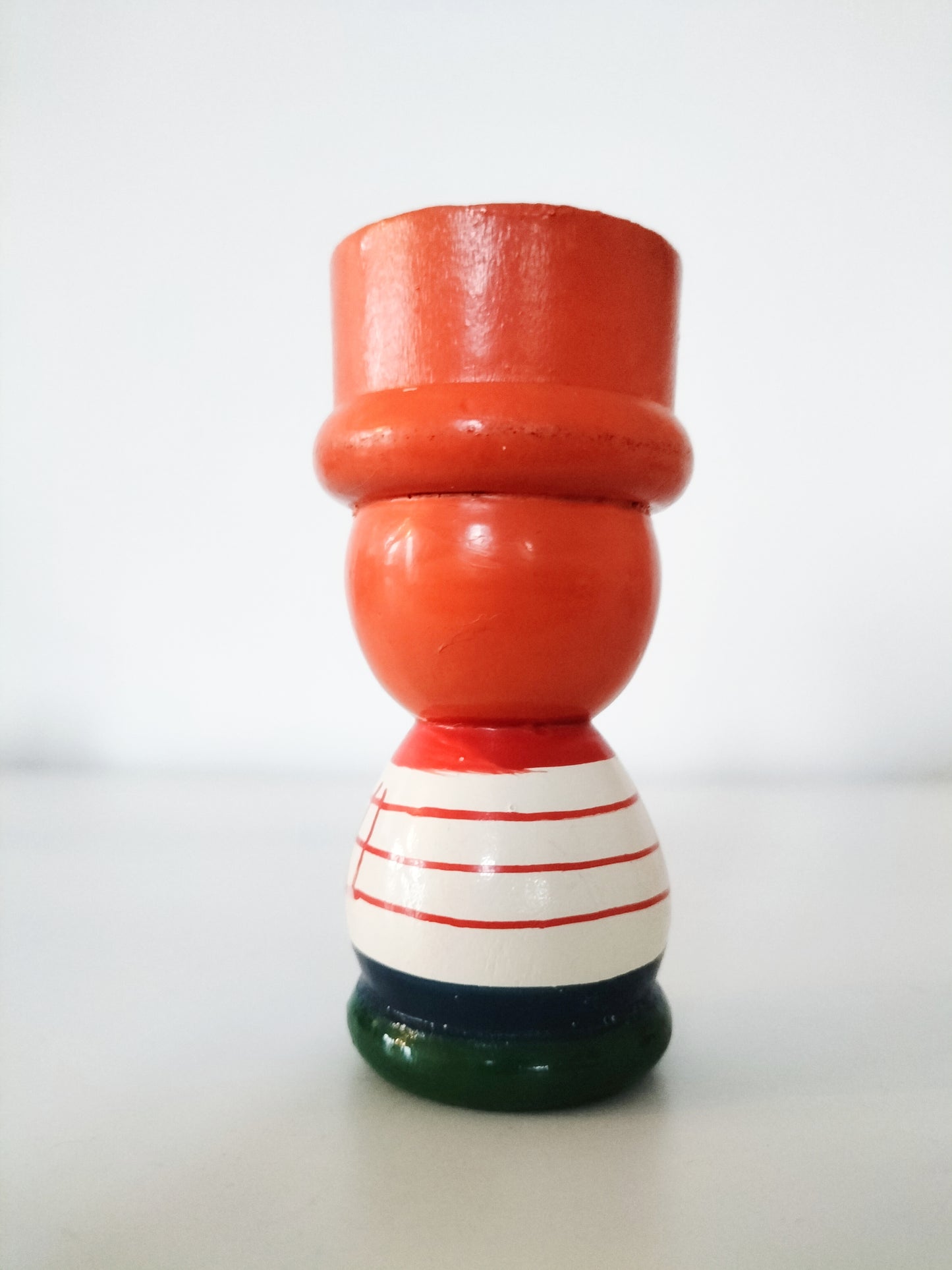 Coquetier personnage en bois au choix