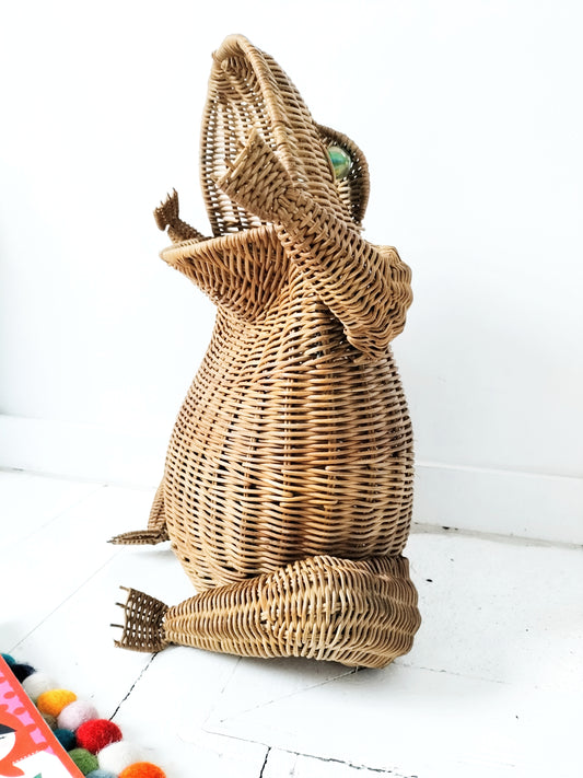 Porte-revues/ panier grenouille en osier par Olivier Cajan