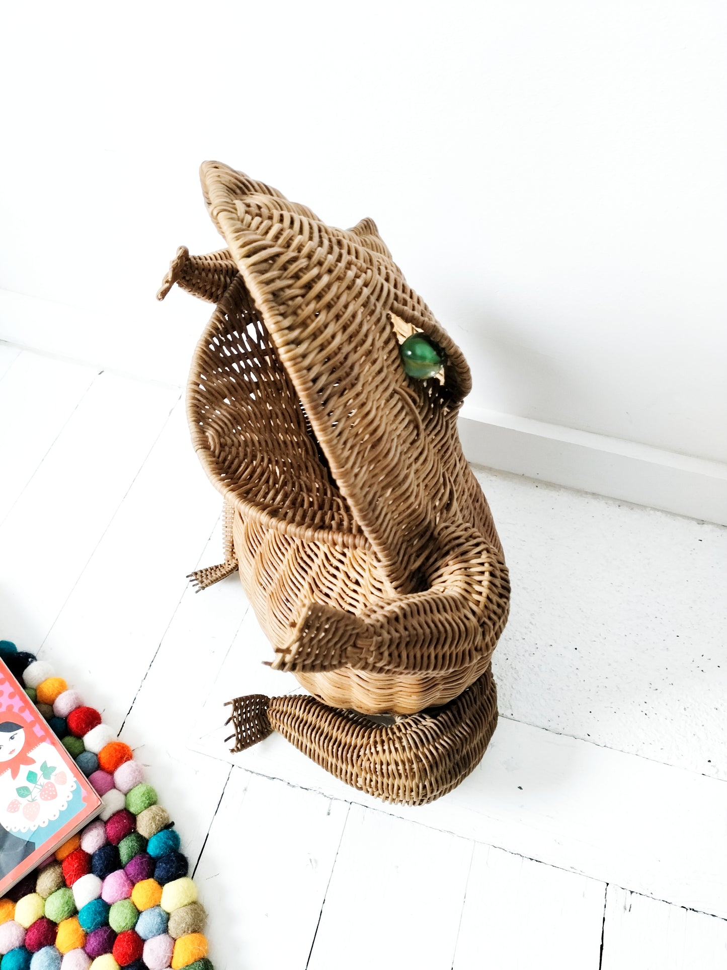Porte-revues/ panier grenouille en osier par Olivier Cajan