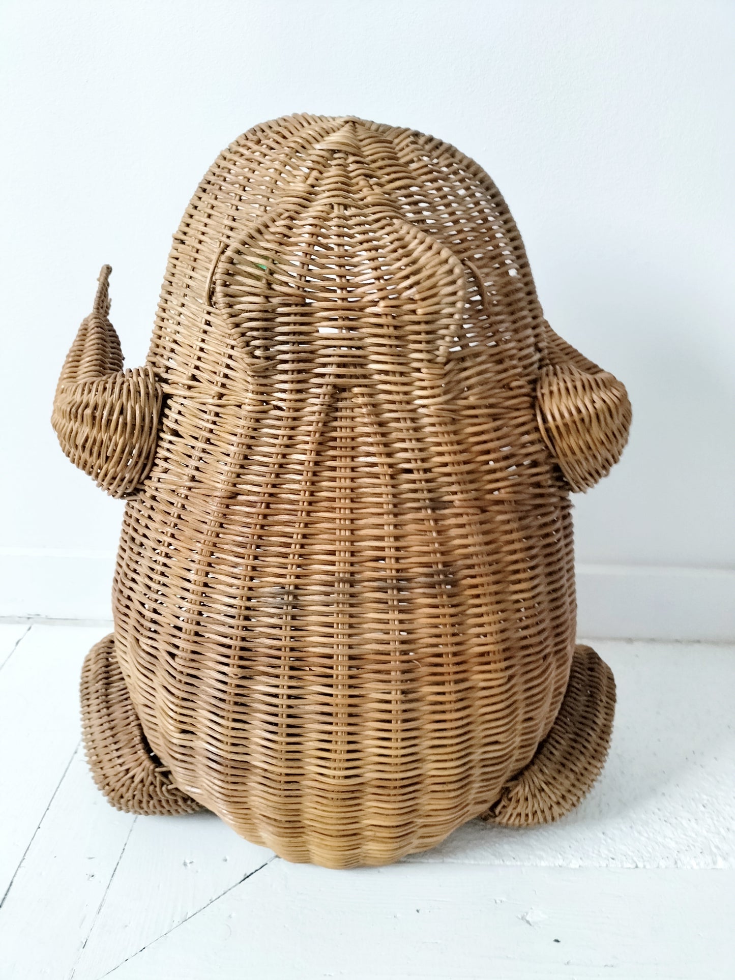 Porte-revues/ panier grenouille en osier par Olivier Cajan