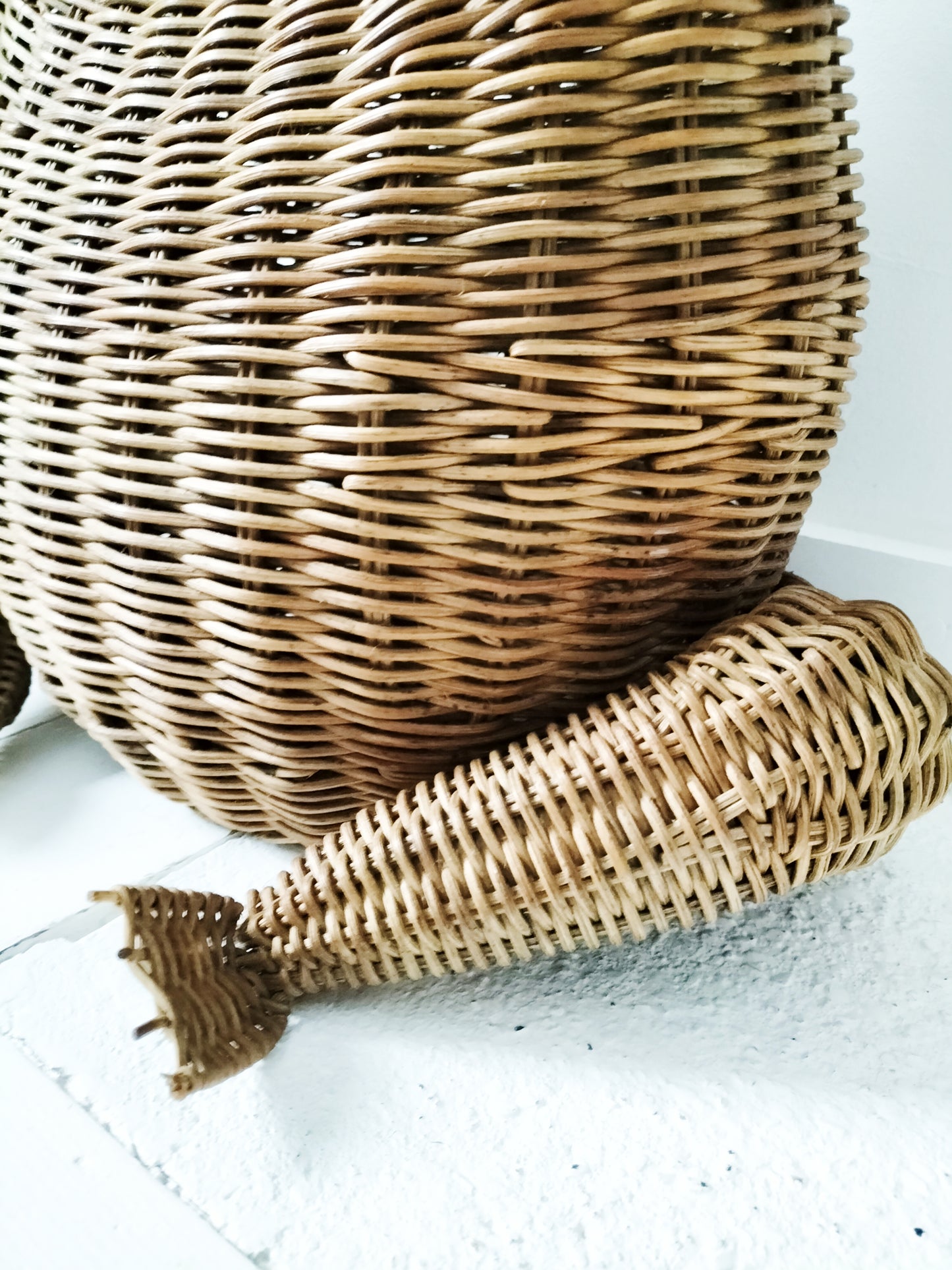 Porte-revues/ panier grenouille en osier par Olivier Cajan