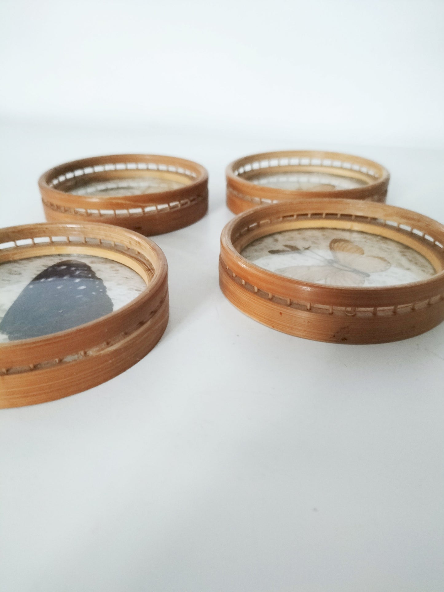Set de 4 sous-verres bois et rotin papillon