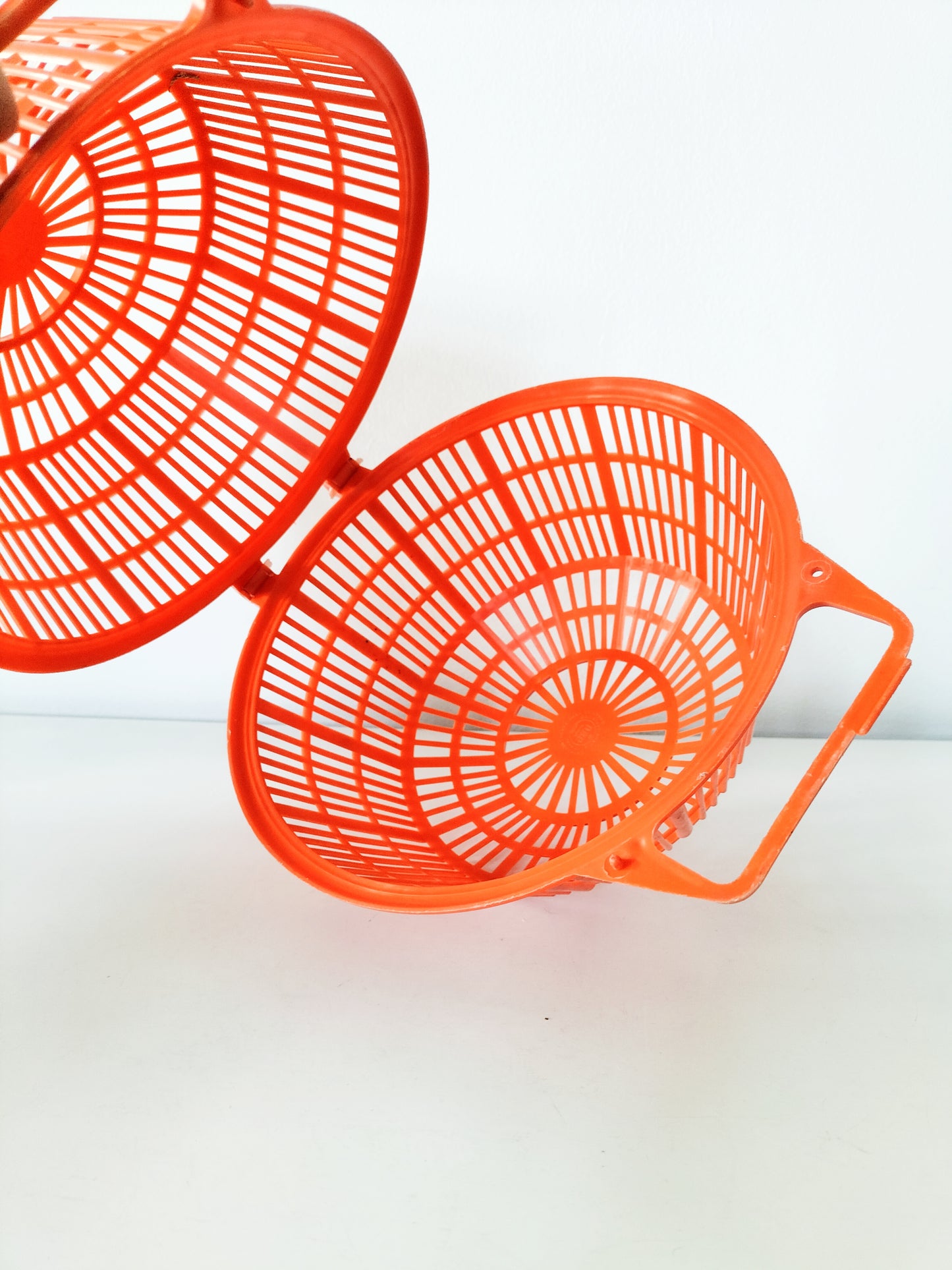 Ancien panier à salade orange DBP plastics