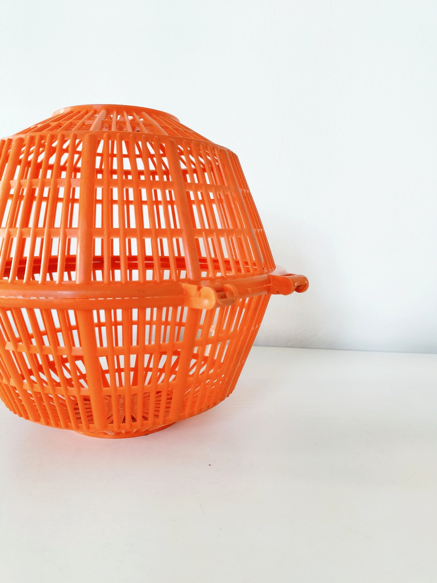 Ancien panier à salade orange DBP plastics