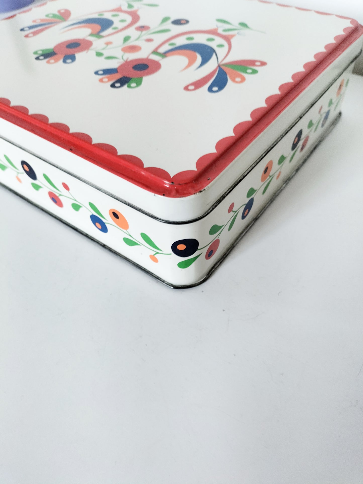 Grande boîte métallique vintage
