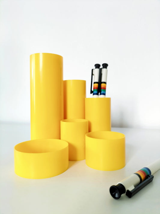 Pot à crayons en plastique jaune