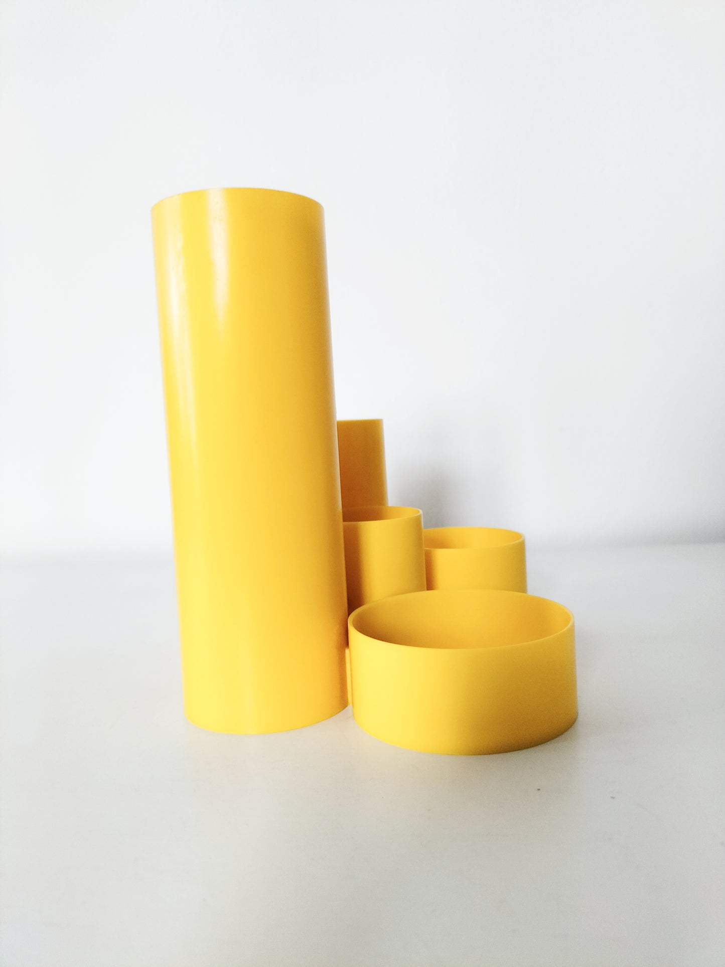 Pot à crayons en plastique jaune