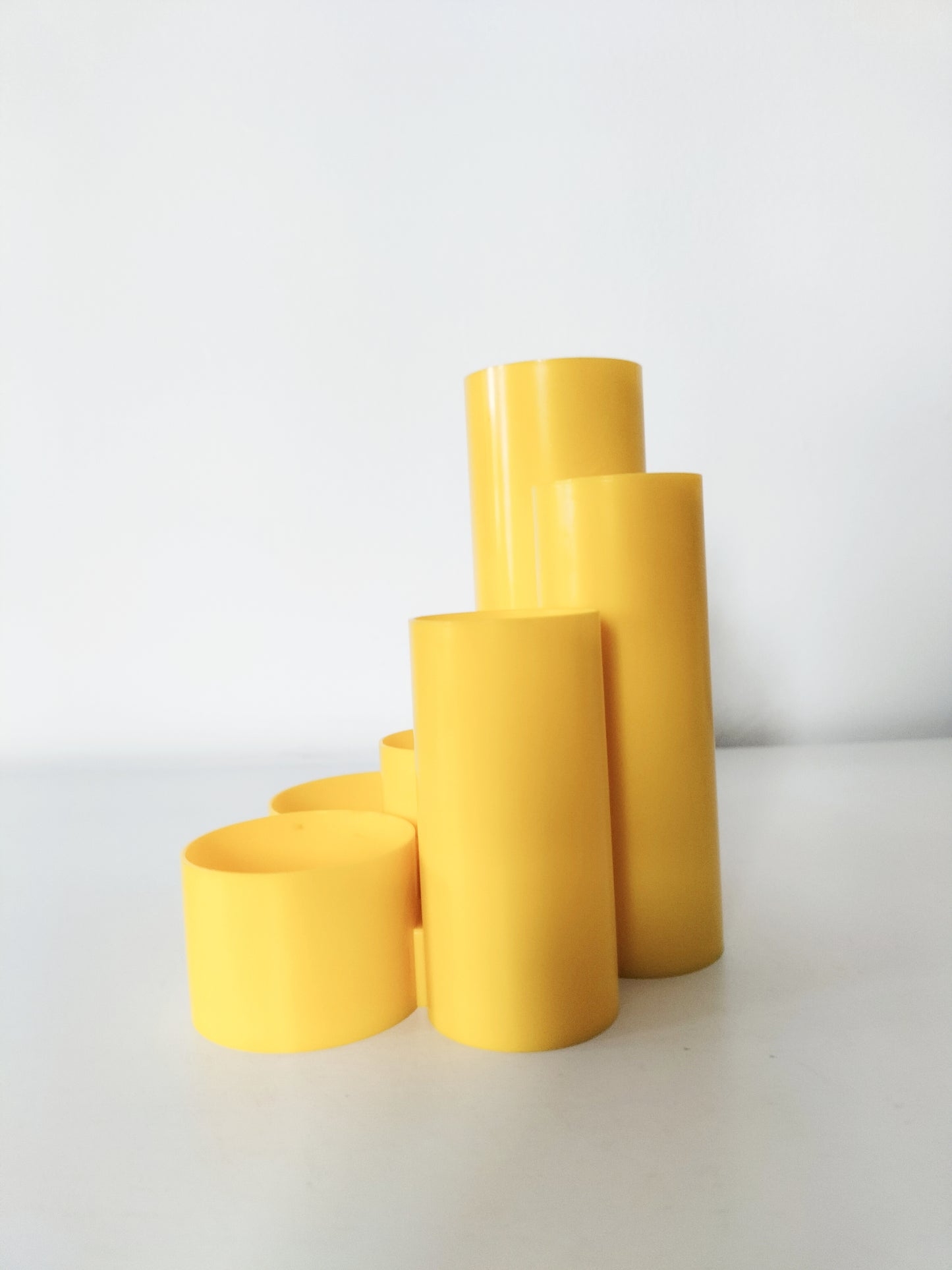 Pot à crayons en plastique jaune