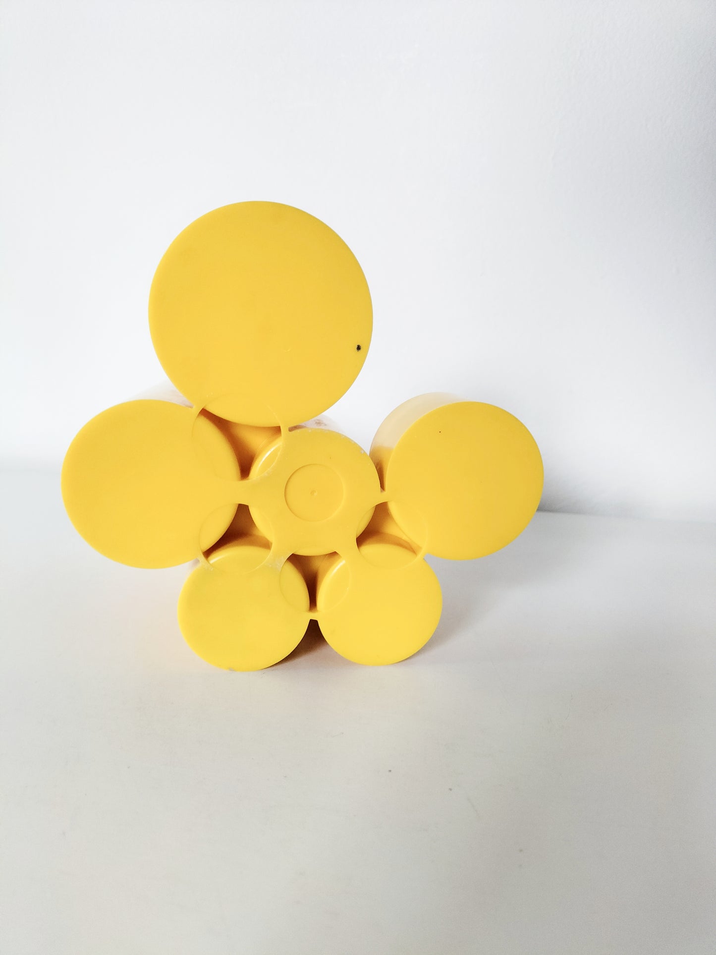 Pot à crayons en plastique jaune