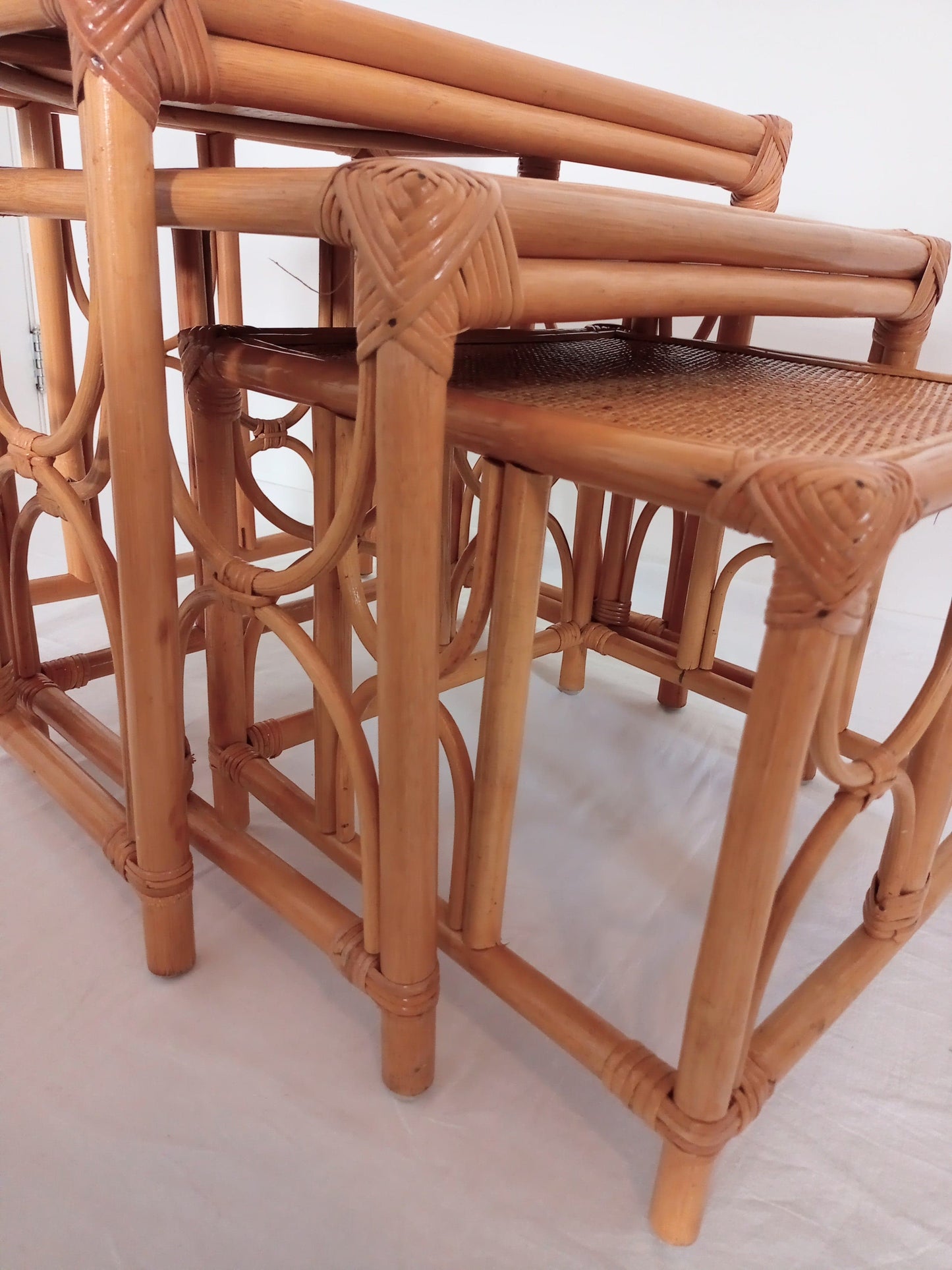 Tables gigognes en rotin et cannage - cetaitmieuxavant
