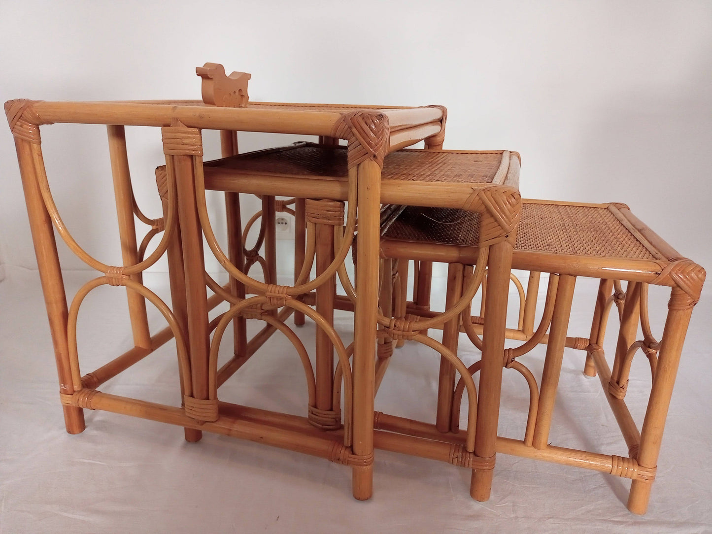 Tables gigognes en rotin et cannage - cetaitmieuxavant