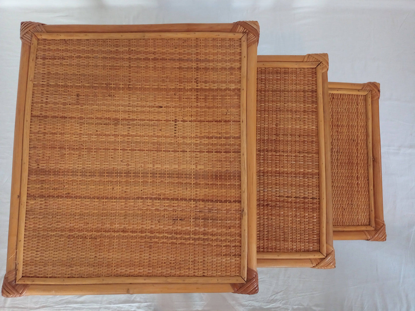 Tables gigognes en rotin et cannage - cetaitmieuxavant