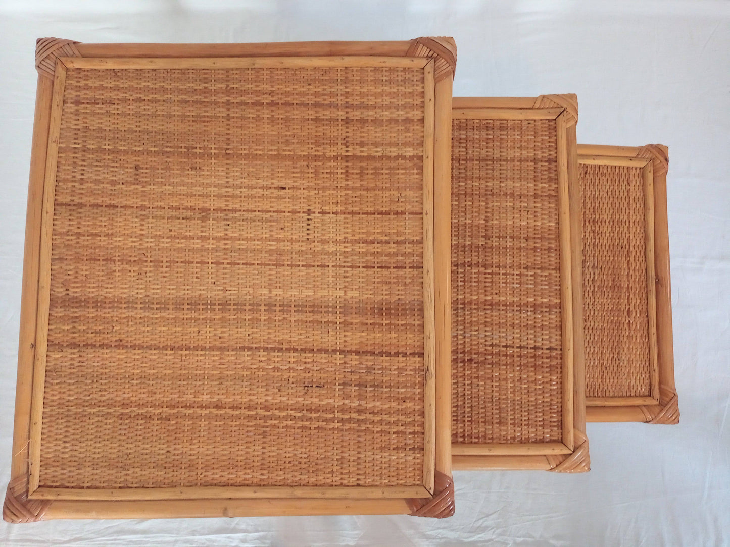 Tables gigognes en rotin et cannage - cetaitmieuxavant
