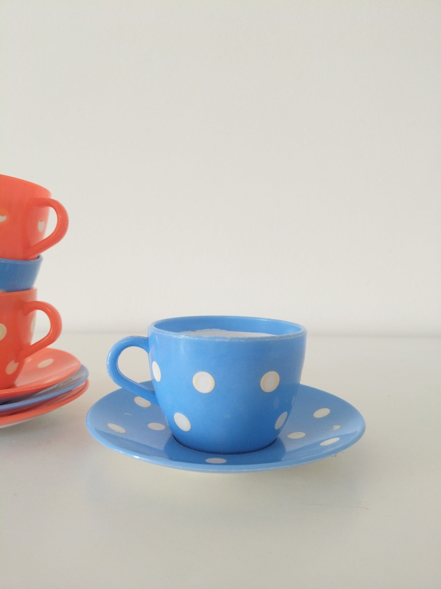 Dinette/ 4 tasses + sous-tasses en plastique