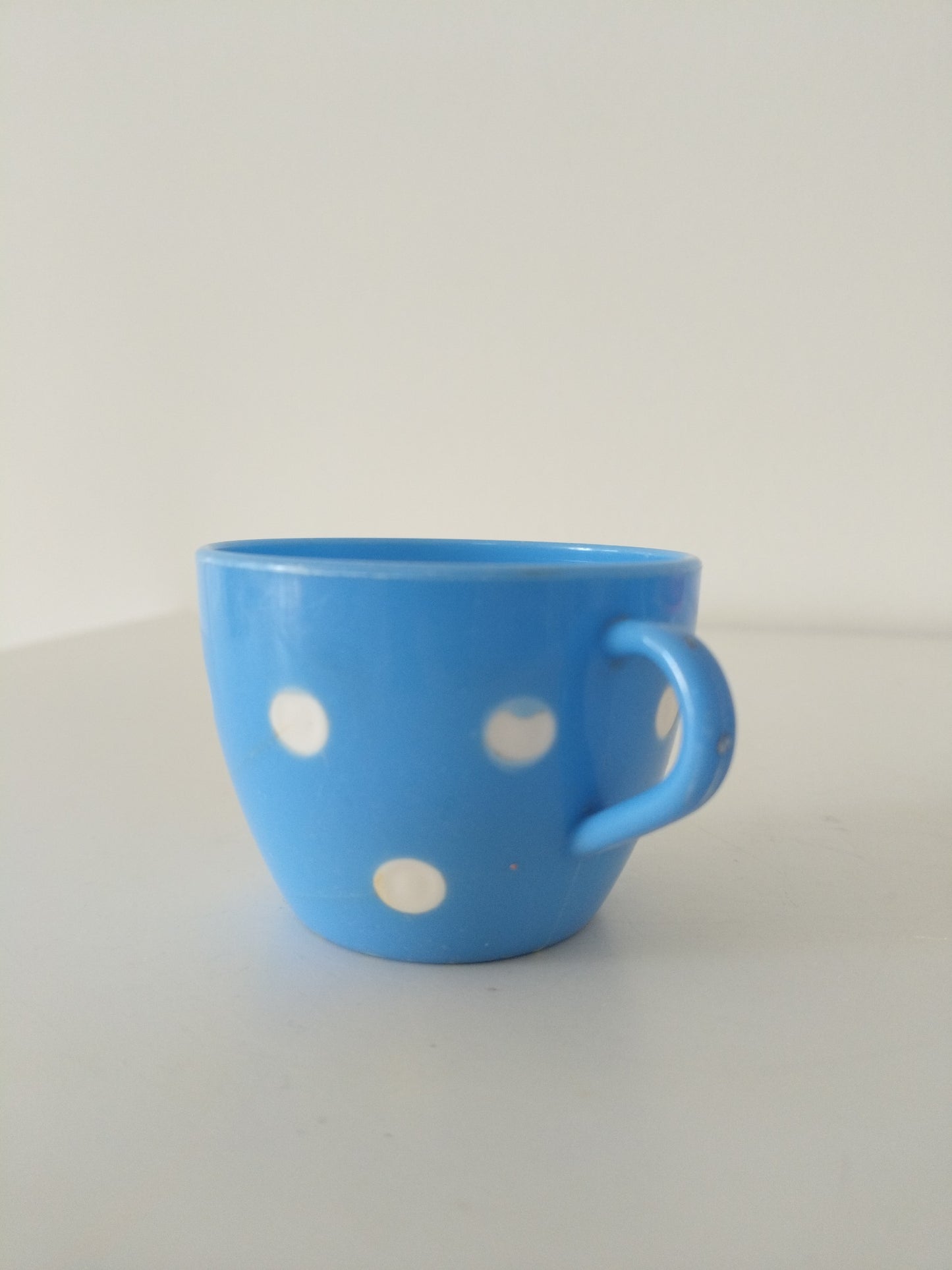 Dinette/ 4 tasses + sous-tasses en plastique