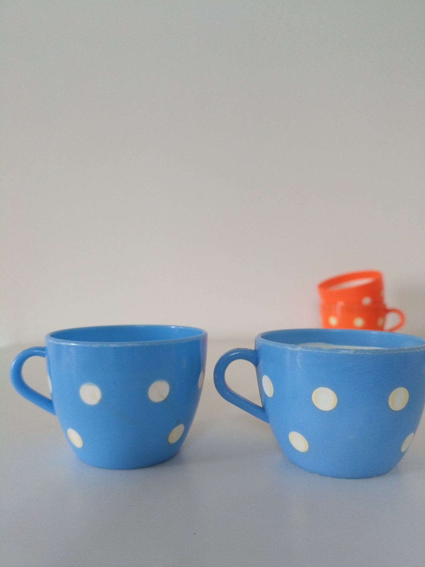 Dinette/ 4 tasses + sous-tasses en plastique