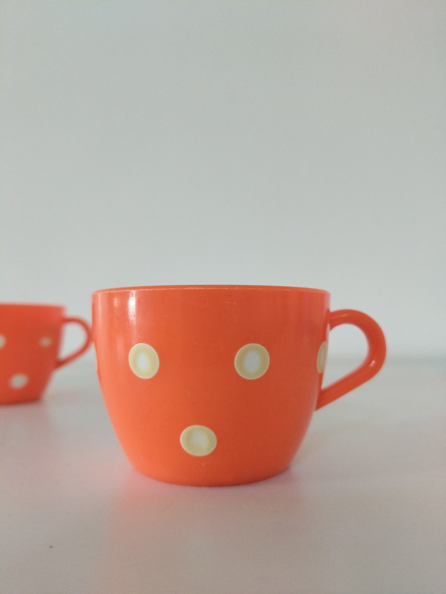 Dinette/ 4 tasses + sous-tasses en plastique