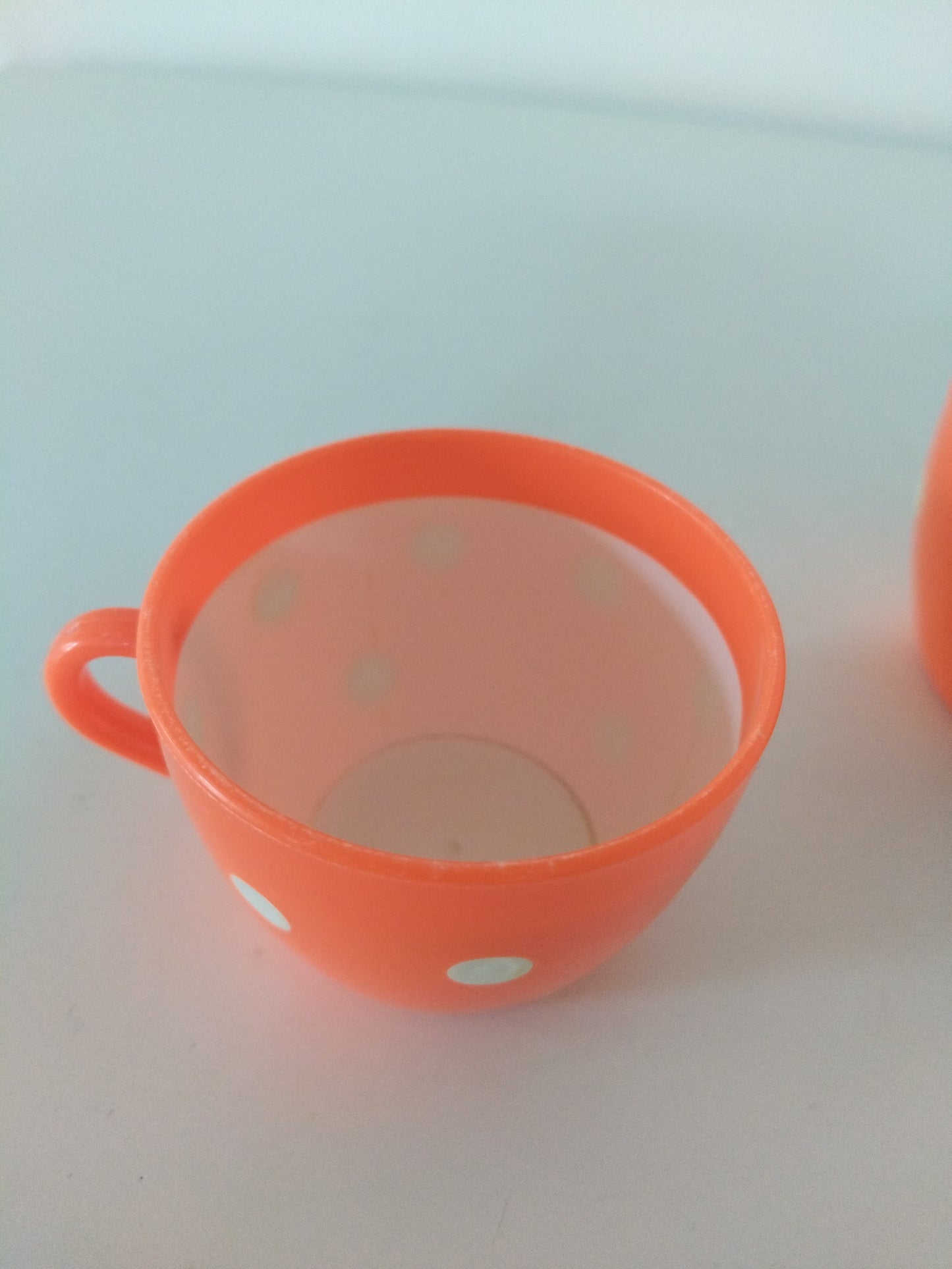 Dinette/ 4 tasses + sous-tasses en plastique