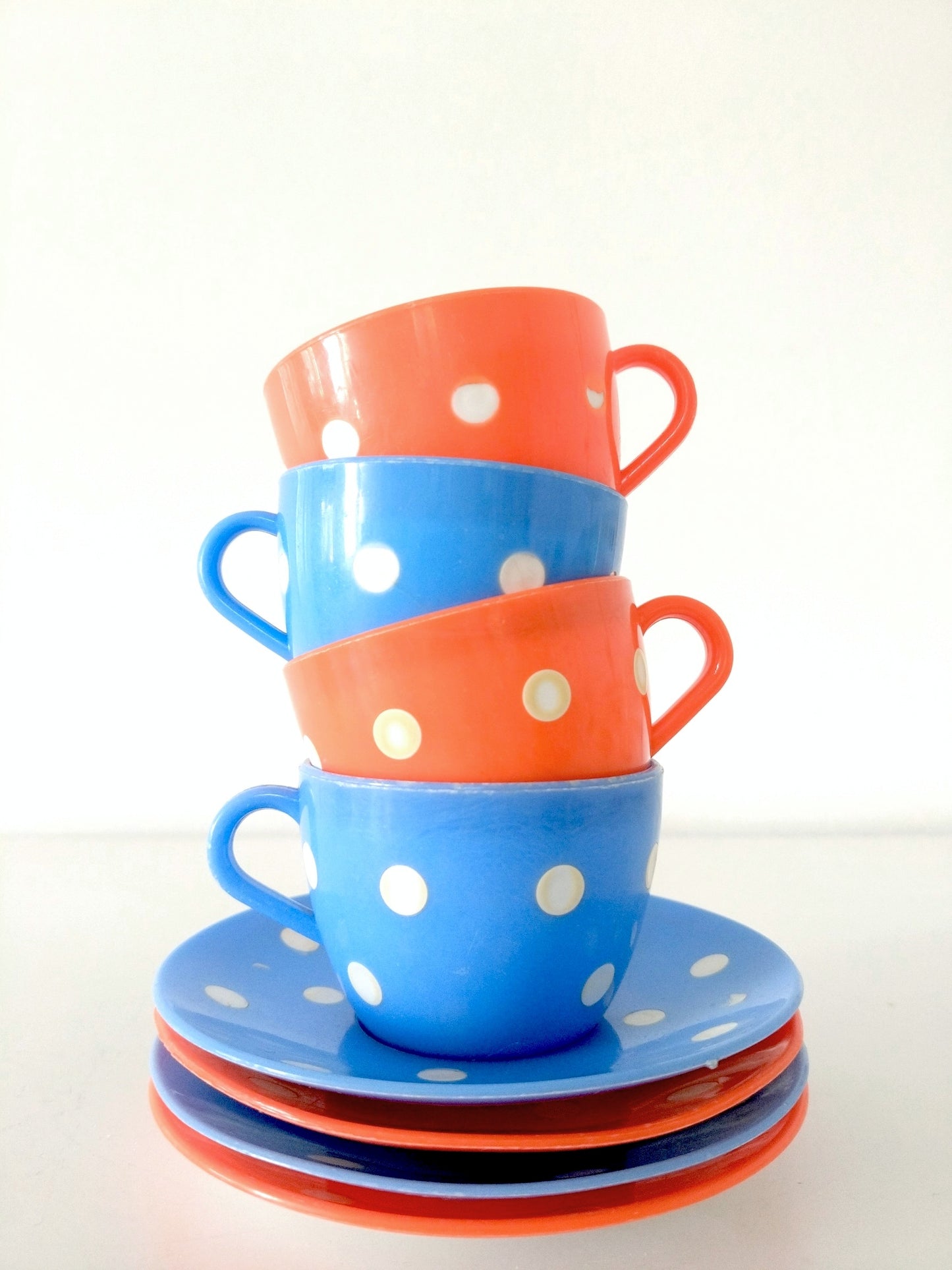 Dinette/ 4 tasses + sous-tasses en plastique