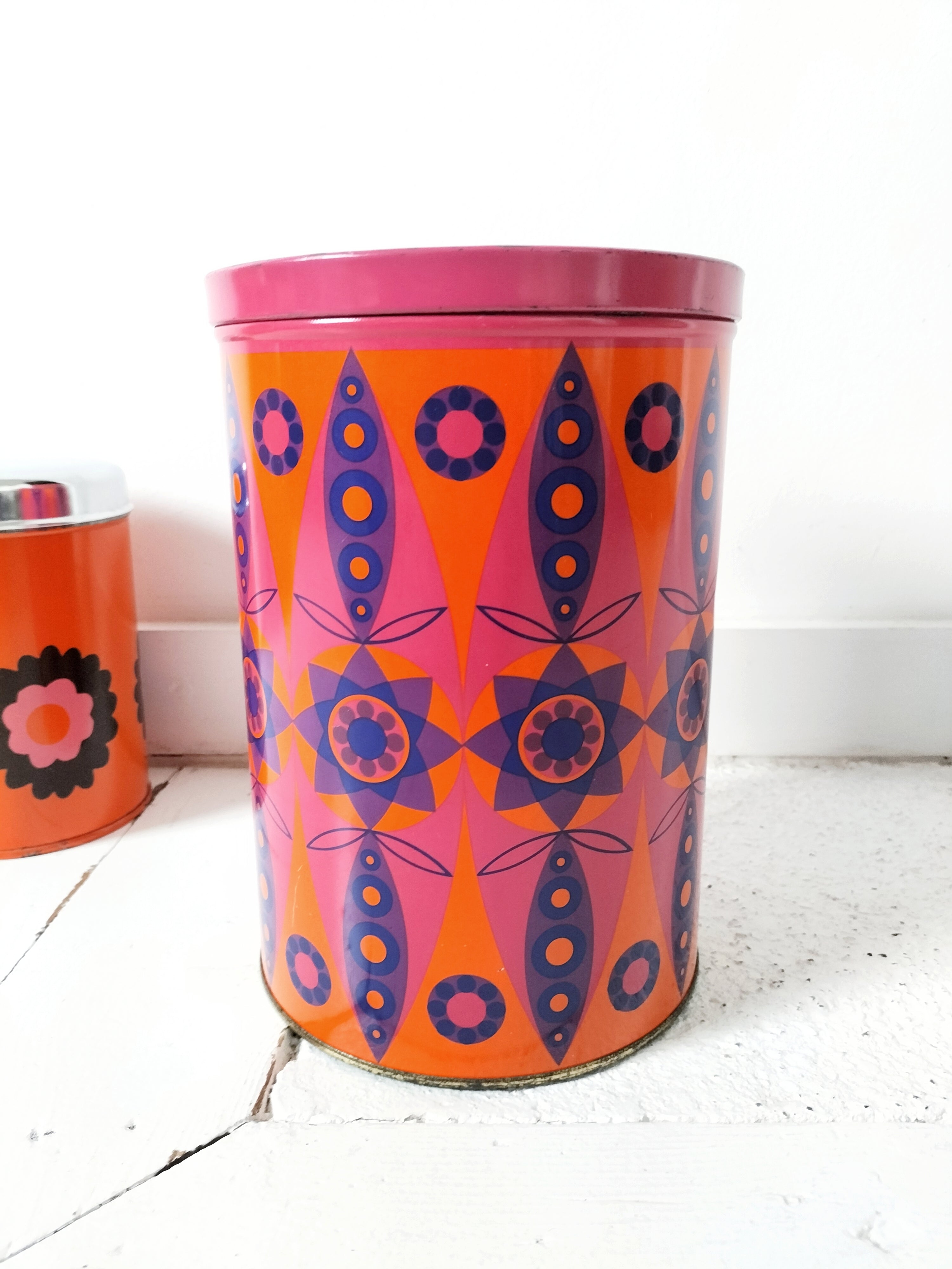Grande boîte métallique vintage Tomado Holland des années 1960, décor Grande boîte métallique vintage Tomado Holland des années 1960, décor