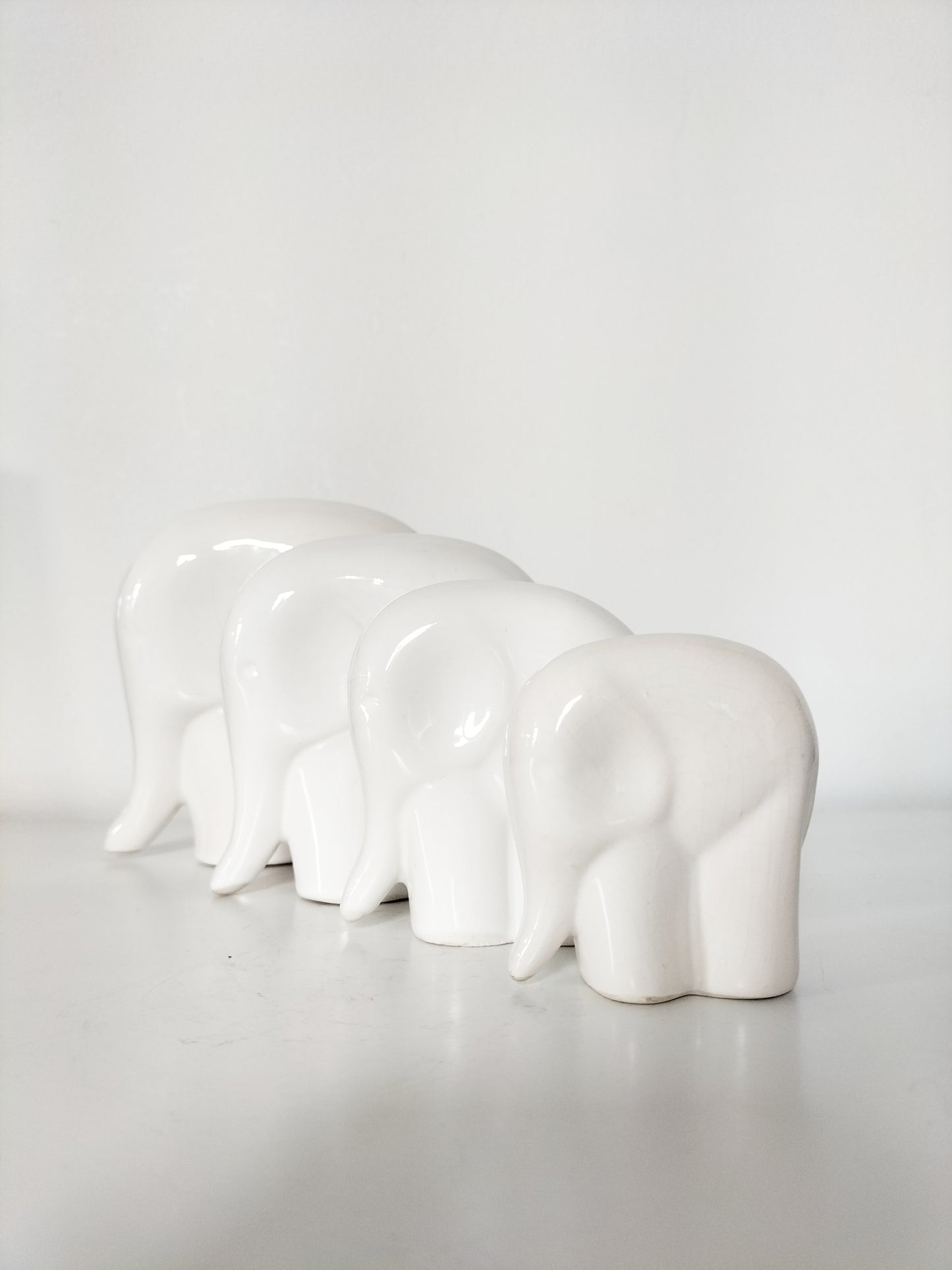 Ensemble de 4 éléphants en céramique émaillée