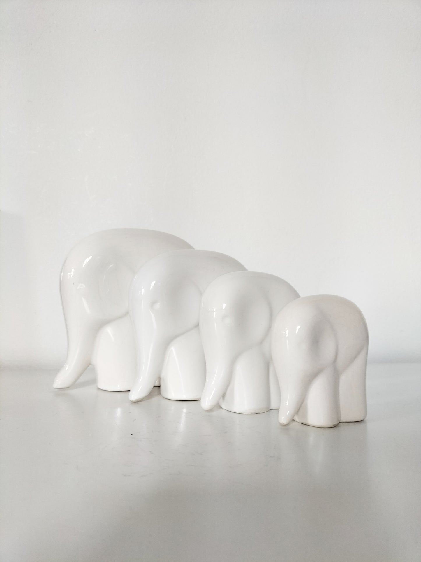 Ensemble de 4 éléphants en céramique émaillée