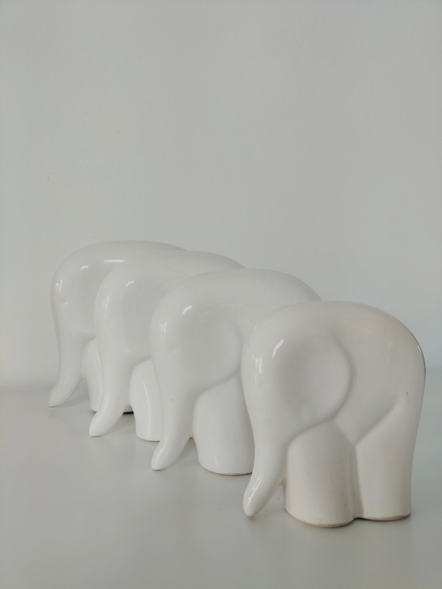 Ensemble de 4 éléphants en céramique émaillée