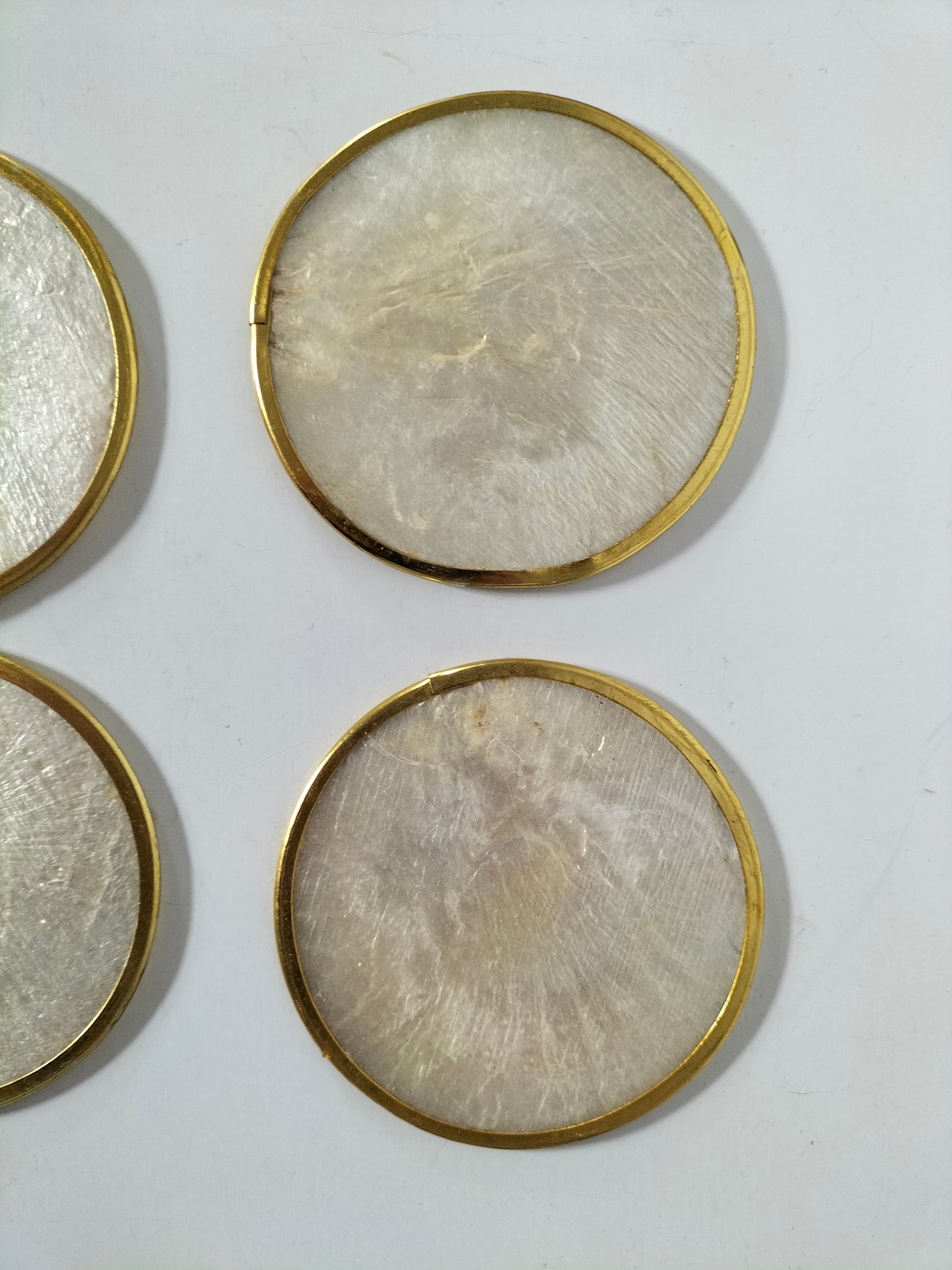 Ensemble de 6 sous-verres en nacre et laiton