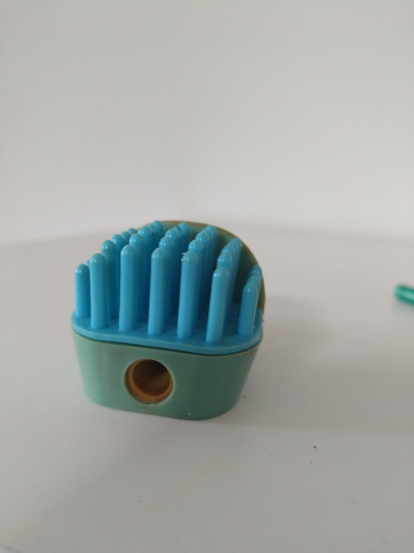 Hérisson miniature taille-crayon, porte-crayon et gomme 80's couleur au choix