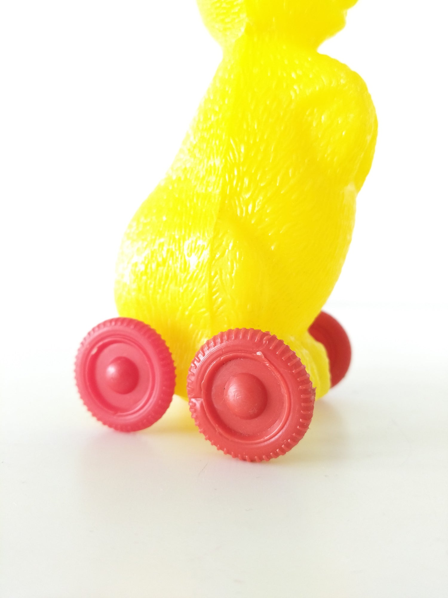 Déco de Pâques/ jouet petit lapin à roulettes en plastique - cetaitmieuxavant