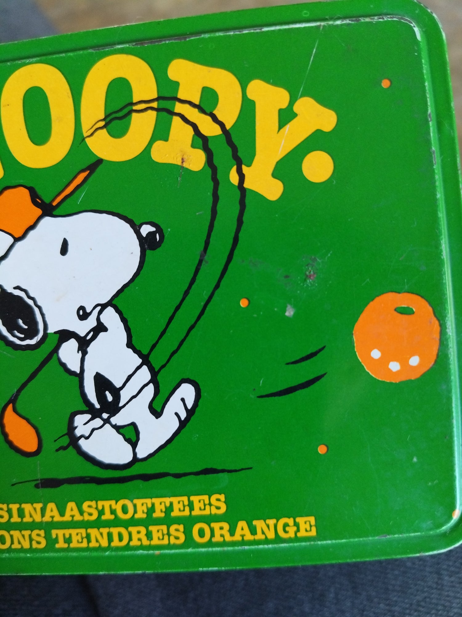 Boîte métallique Snoopy mini-golf 1958 United Feature Syndicate pour Van Melle confiserie bonbons tendres orange - cetaitmieuxavant