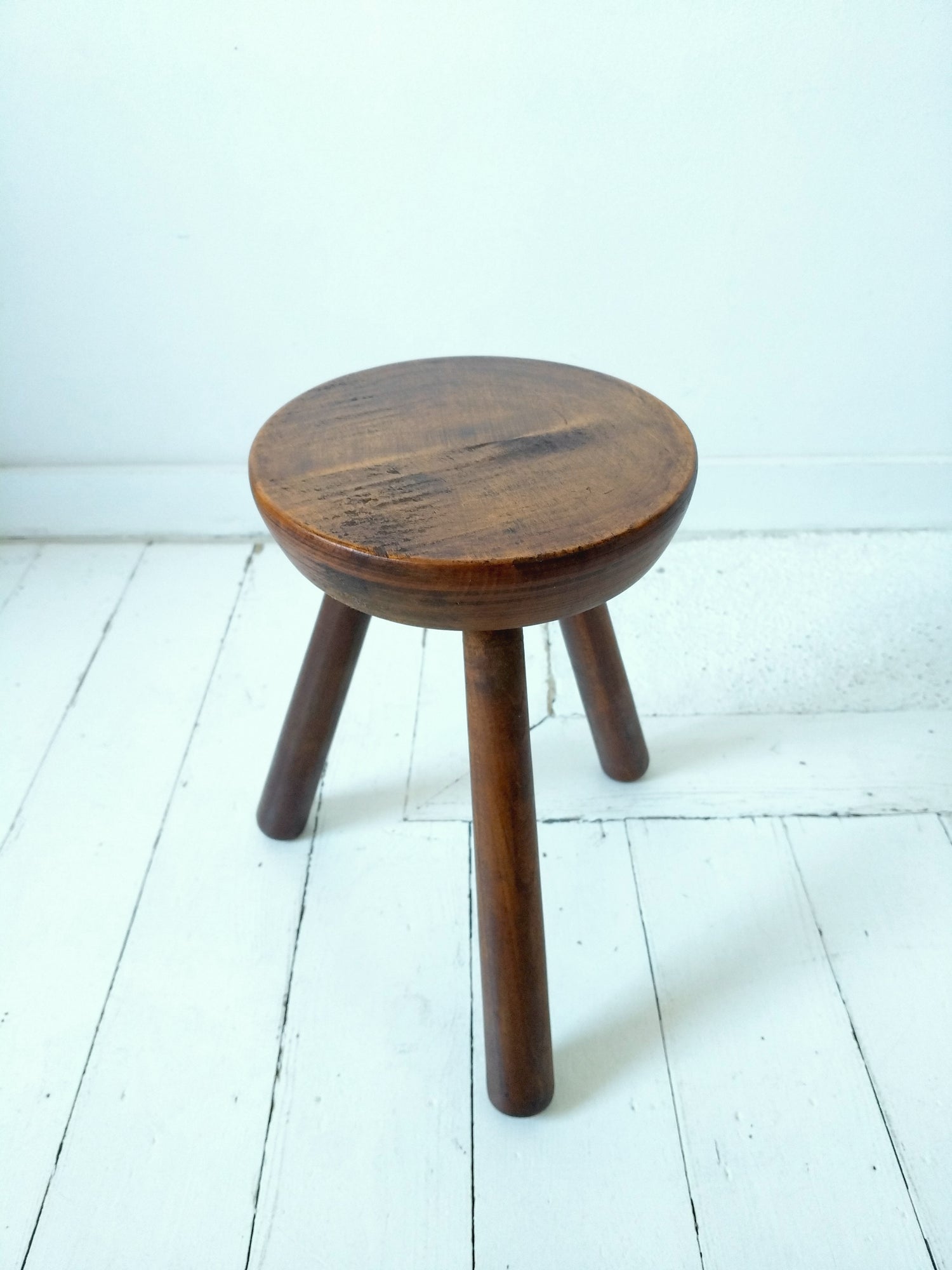 Ancien petit tabouret de métier tripode en bois massif - cetaitmieuxavant