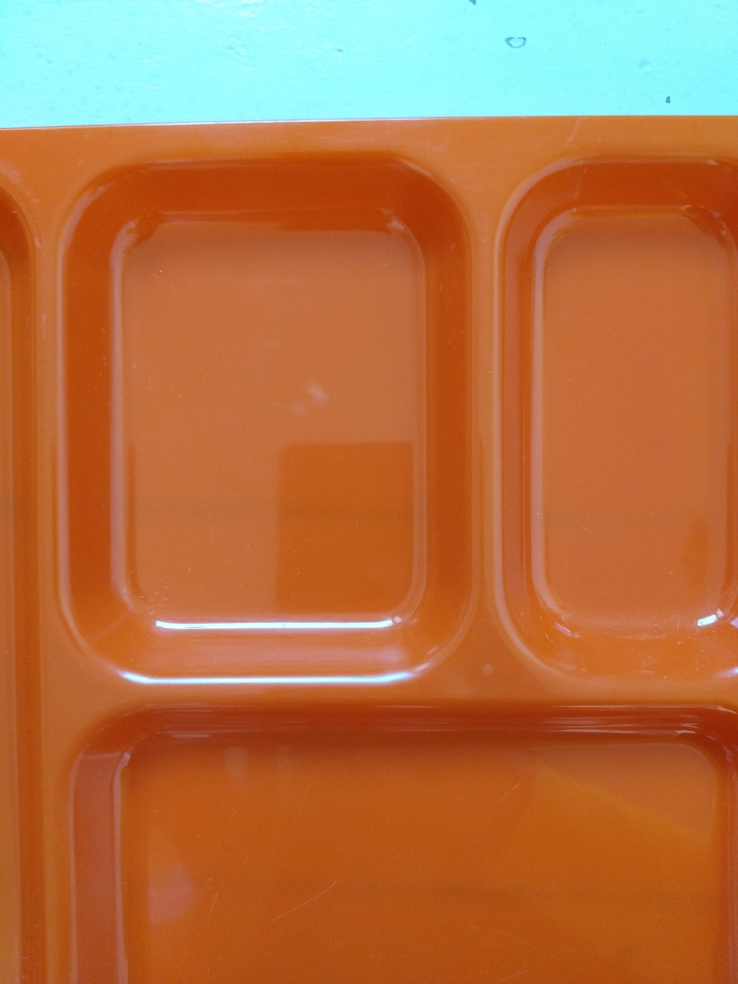 Plateau repas compartimenté en plastique orange (à l'unité - 2 dispos)